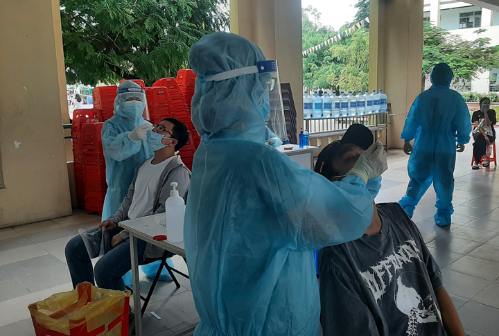 TP.HCM tìm người từng đến 7 địa điểm liên quan ca COVID-19 - 1