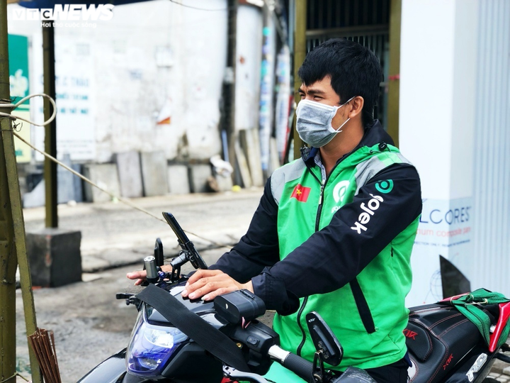 Ảnh: Shipper bất chấp nguy hiểm, tất bật mưu sinh giữa tâm dịch TP.HCM - 11