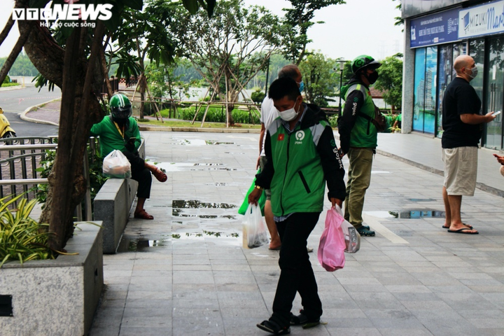 Ảnh: Shipper bất chấp nguy hiểm, tất bật mưu sinh giữa tâm dịch TP.HCM - 4