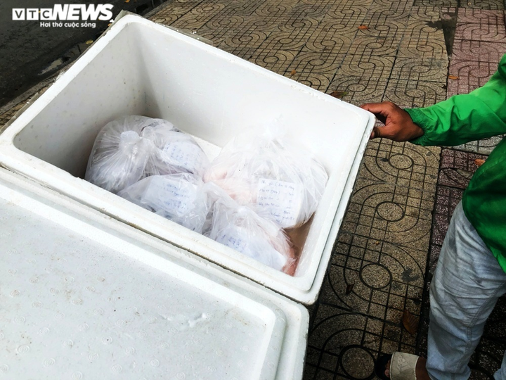 Ảnh: Shipper bất chấp nguy hiểm, tất bật mưu sinh giữa tâm dịch TP.HCM - 9