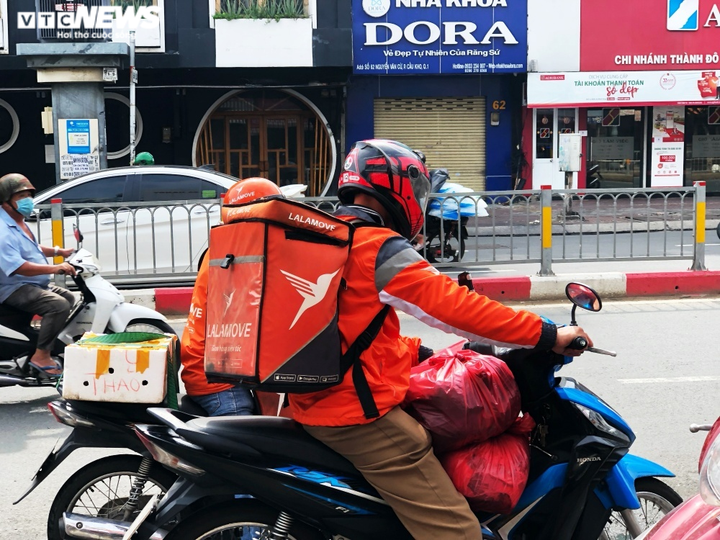Ảnh: Shipper bất chấp nguy hiểm, tất bật mưu sinh giữa tâm dịch TP.HCM - 2