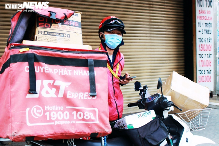 Ảnh: Shipper bất chấp nguy hiểm, tất bật mưu sinh giữa tâm dịch TP.HCM - 7