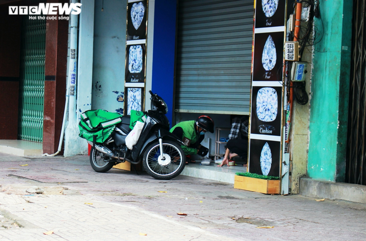 Ảnh: Shipper bất chấp nguy hiểm, tất bật mưu sinh giữa tâm dịch TP.HCM - 6