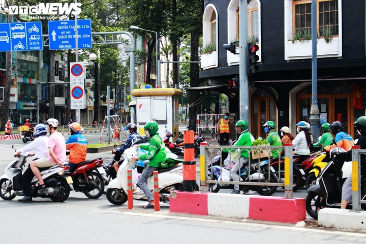 Ảnh: Shipper bất chấp nguy hiểm, tất bật mưu sinh giữa tâm dịch TP.HCM - 1