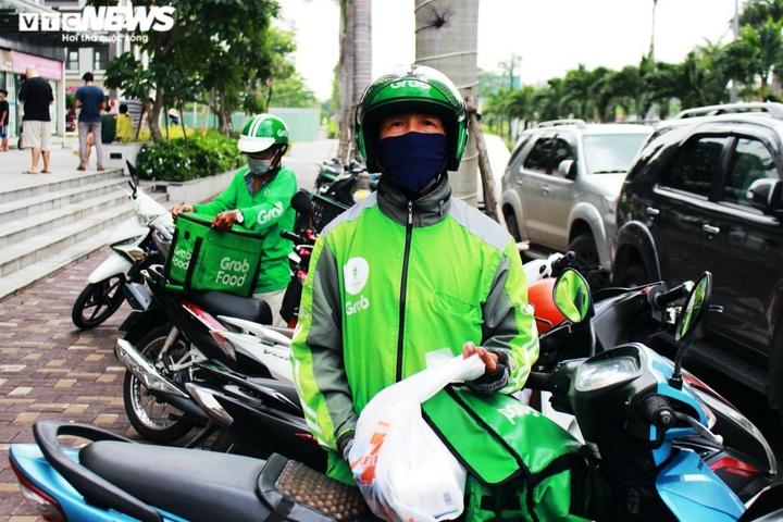 Ảnh: Shipper bất chấp nguy hiểm, tất bật mưu sinh giữa tâm dịch TP.HCM - 5