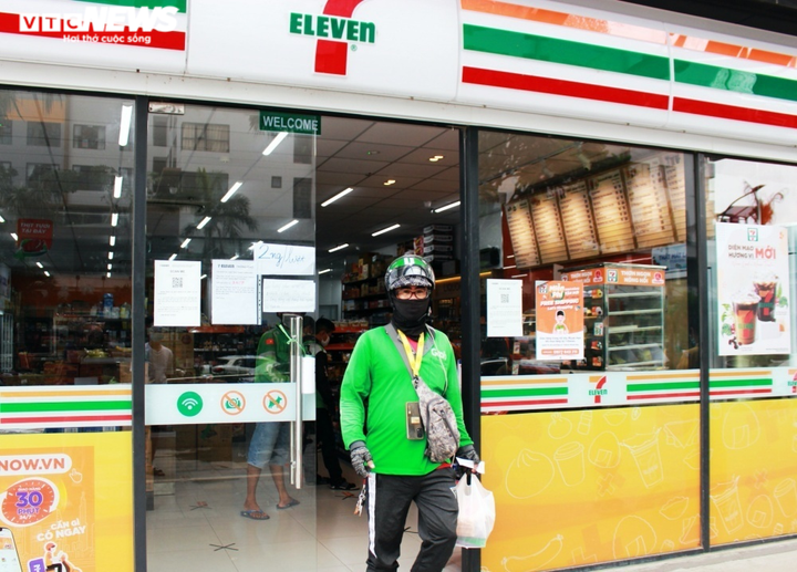 Ảnh: Shipper bất chấp nguy hiểm, tất bật mưu sinh giữa tâm dịch TP.HCM - 10