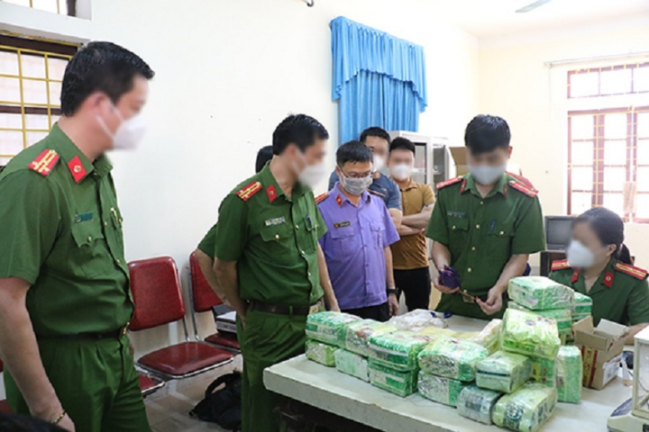 Bắt kẻ vận chuyển số lượng lớn ma túy, găm 'hàng nóng' trong người - 1