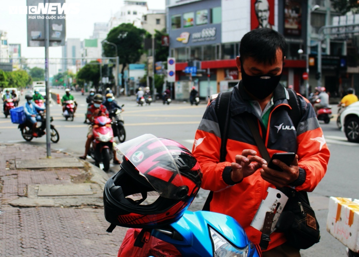 Ảnh: Shipper bất chấp nguy hiểm, tất bật mưu sinh giữa tâm dịch TP.HCM - 3