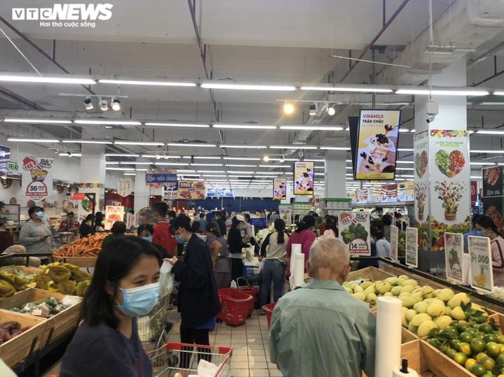 Người Sài Gòn lại đổ xô đi siêu thị, xếp hàng chờ thanh toán cả tiếng đồng hồ - 5