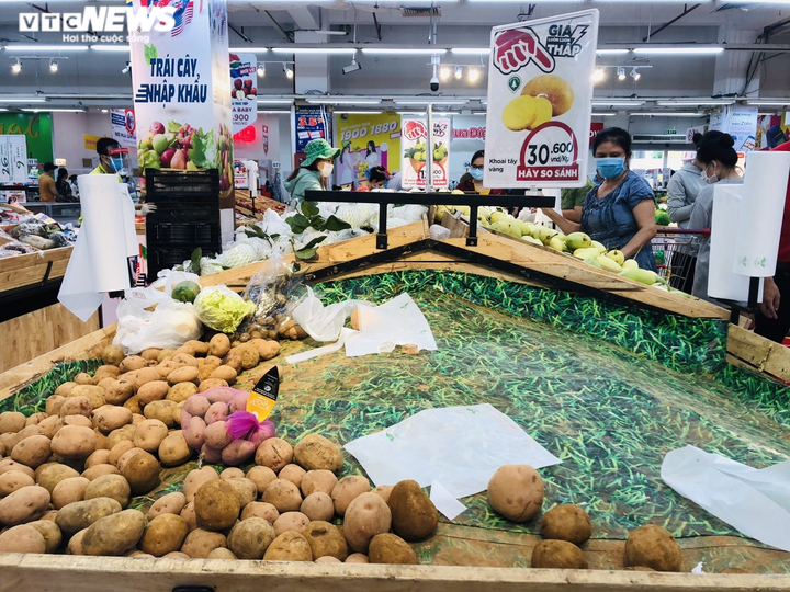 Người Sài Gòn lại đổ xô đi siêu thị, xếp hàng chờ thanh toán cả tiếng đồng hồ - 9