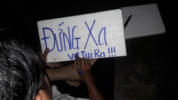 Ông bố hí hoáy viết biển báo cực đanh thép, lý do đằng sau 'gây sốt' rần rần - 1