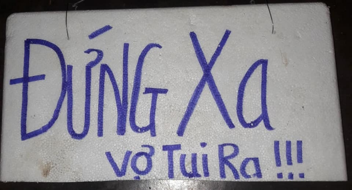 Ông bố hí hoáy viết biển báo cực đanh thép, lý do đằng sau 'gây sốt' rần rần - 2