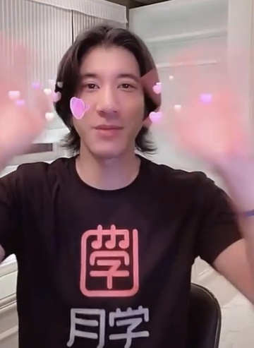 Hơn 12 triệu người xem Vương Lực Hoành cạo râu qua livestream - 2