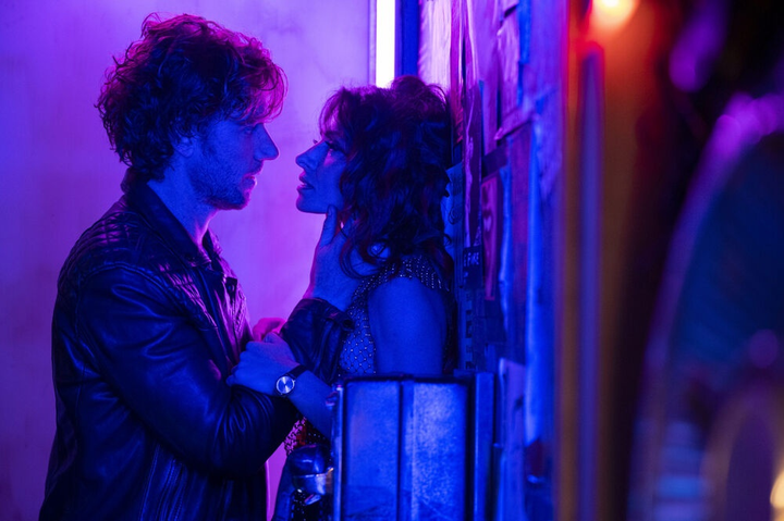 Ngập tràn cảnh sắc dục, phim 'Sex/Life' bị gọi là thảm họa - 3