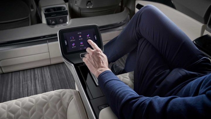 Kia Carnival 2021 có thêm phiên bản 4 chỗ - 5