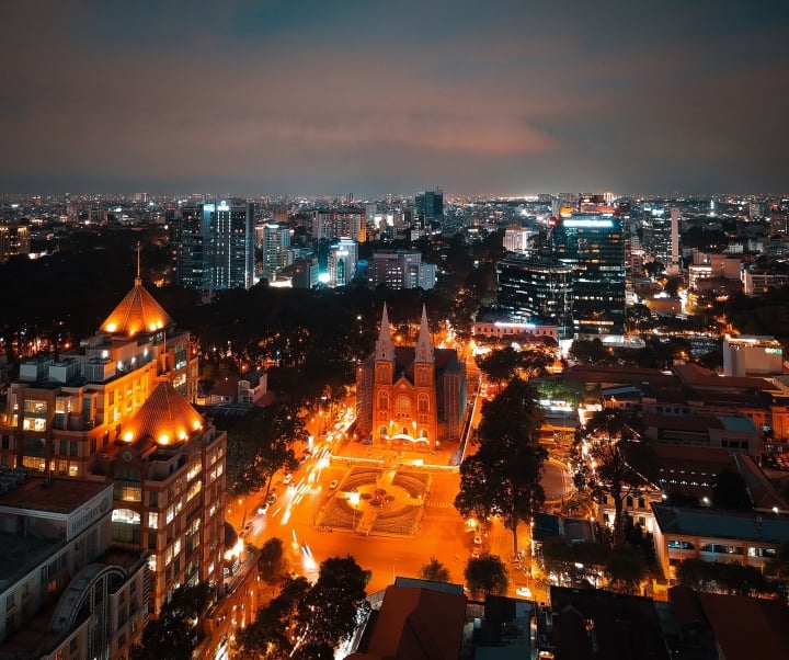  Thành phố ko khi nào ngủ: TP Sài Gòn về tối từng lung linh cho tới chết mệt hoặc như vậy - 10