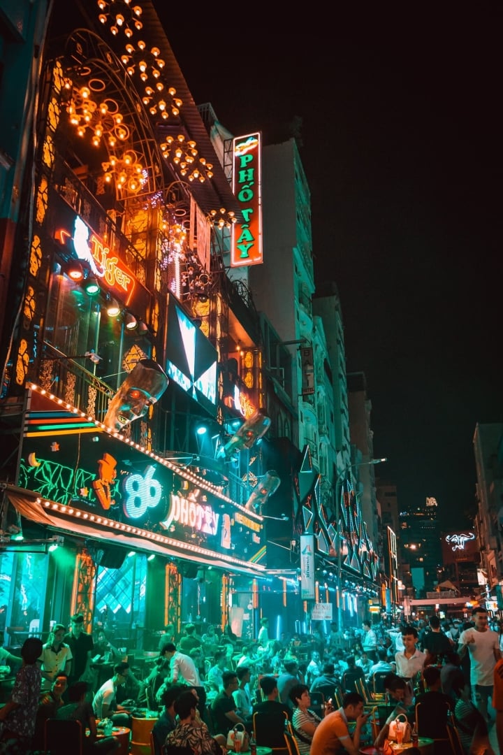  Thành phố ko khi nào ngủ: TP Sài Gòn về tối từng lung linh cho tới chết mệt hoặc như vậy - 8