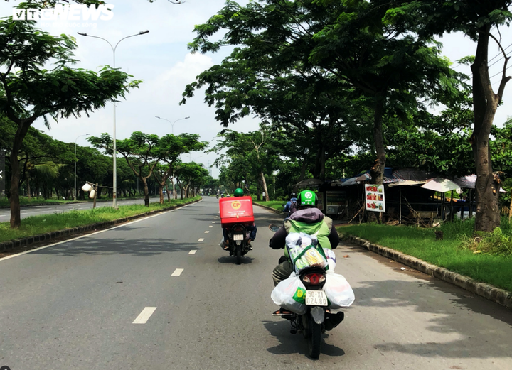 Ảnh: Shipper bất chấp nguy hiểm, tất bật mưu sinh giữa tâm dịch TP.HCM - 12
