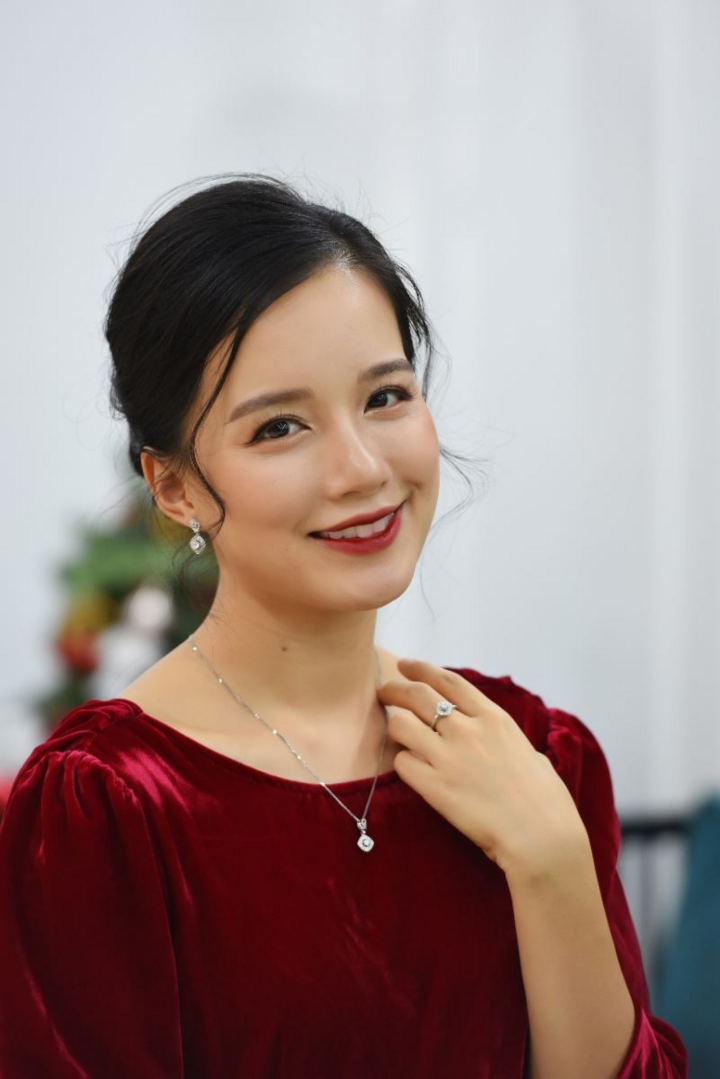 MC Minh Trang VTV khoe mặt mộc, móng tay thâm đen - 3