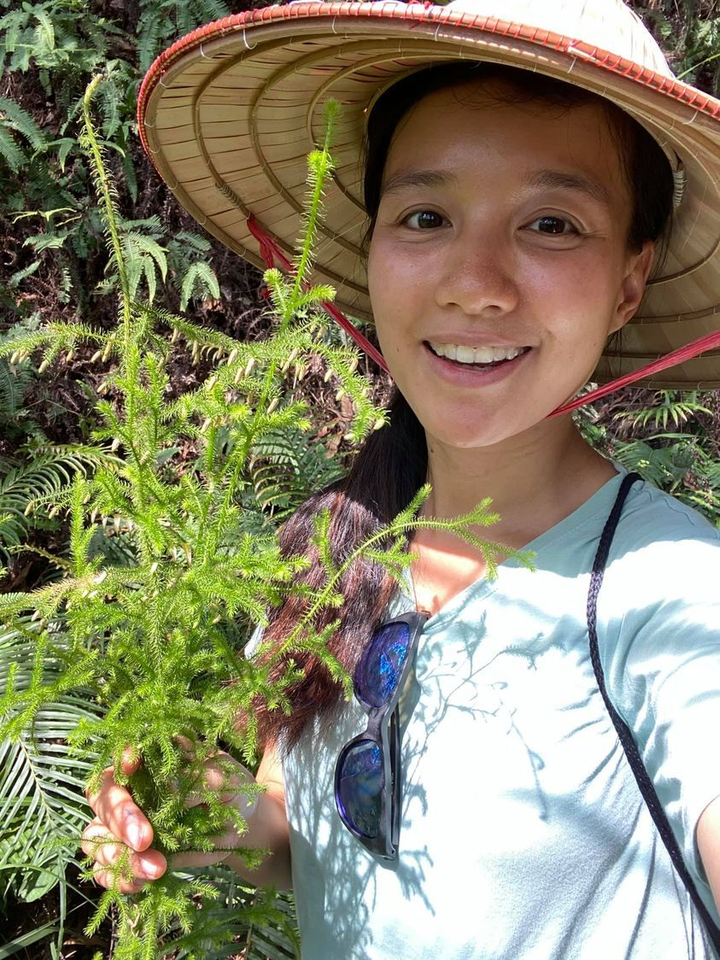 MC Minh Trang VTV khoe mặt mộc, móng tay thâm đen - 1