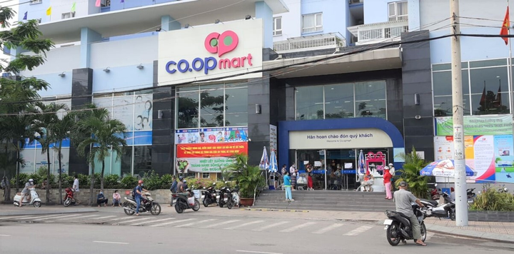 Các siêu thị Co.pmart, Co.opXtra không còn cảnh chen lấn nhờ phát phiếu hẹn giờ - 1