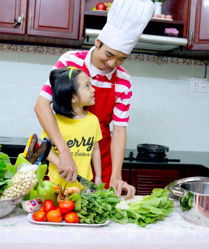 Ở nhà phòng dịch ngày giãn cách, bố mẹ cùng con thực hiện 'nhiệm vụ kép' - 3