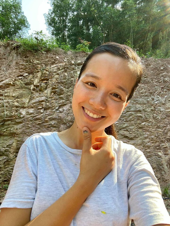 MC Minh Trang VTV khoe mặt mộc, móng tay thâm đen - 2