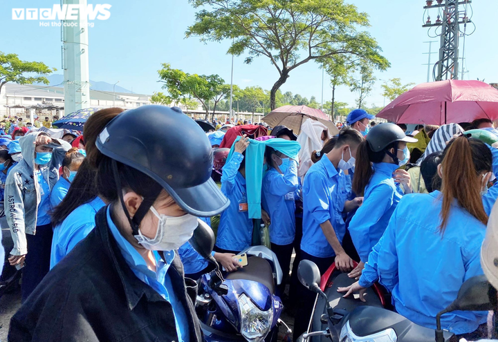 Ảnh: Hàng nghìn công nhân chen chân chờ lấy mẫu xét nghiệm COVID-19 - 2