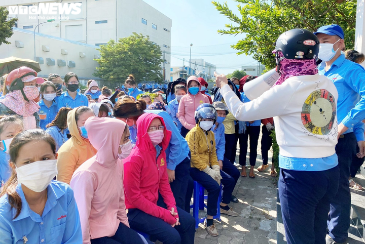 Ảnh: Hàng nghìn công nhân chen chân chờ lấy mẫu xét nghiệm COVID-19 - 4