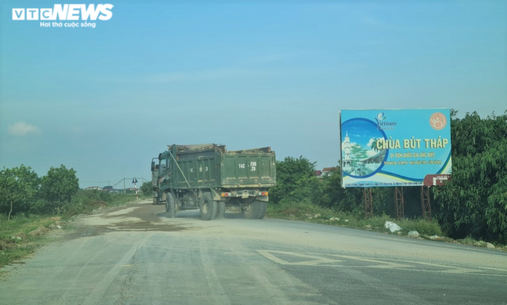 Lợi dụng dịch COVID-19, 'binh đoàn' xe quá tải cày nát đê sông Đuống mùa mưa bão - 3