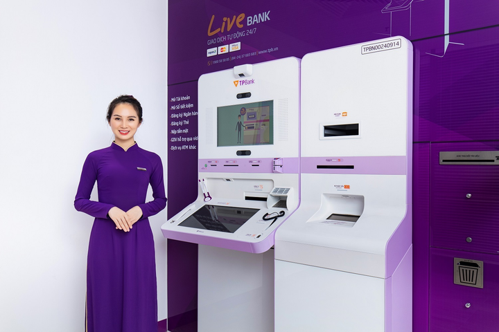 Nộp tiền mặt vào tài khoản lúc 12h đêm có còn là nhiệm vụ bất khả thi? - 1