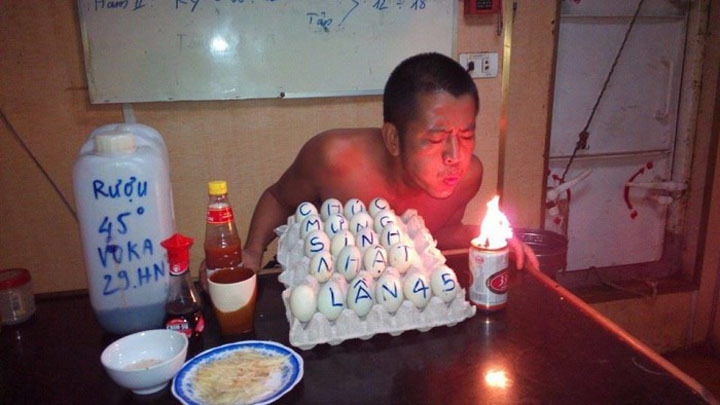 Bánh sinh nhật ghép ảnh bạn trai hình chibi baby boss hài hước