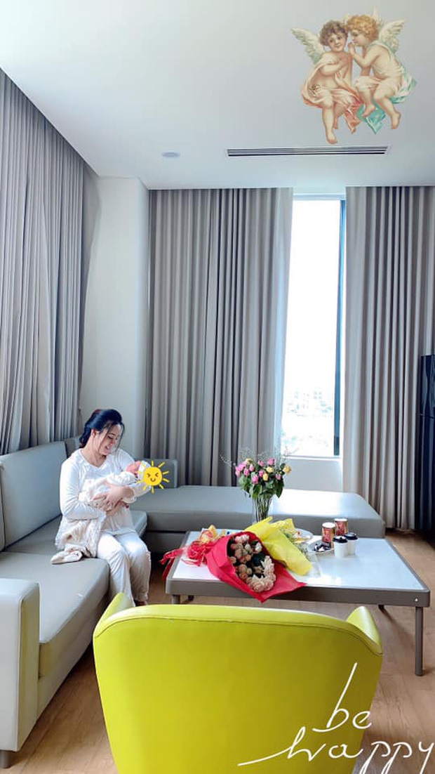 Sao Việt ở nhà mùa dịch: Hòa Minzy làm cả bánh mì chiều quý tử, Vy Oanh đi đẻ - 6