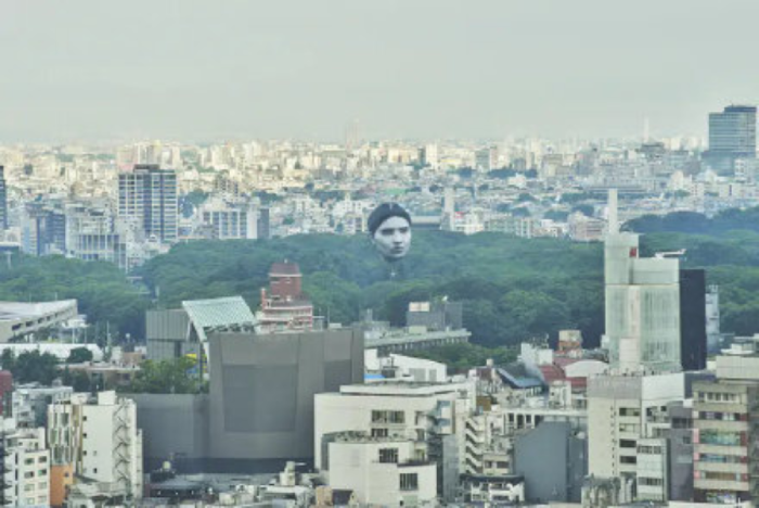 Mặt người khổng lồ ở Tokyo khiến nhiều cư dân hết hồn - 1