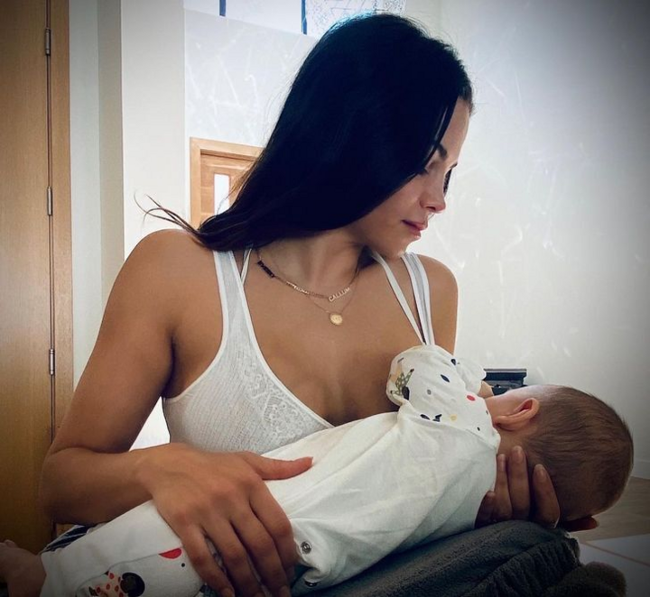 Loạt sao nữ bất chấp định kiến, dám cho con bú nơi công cộng - 8