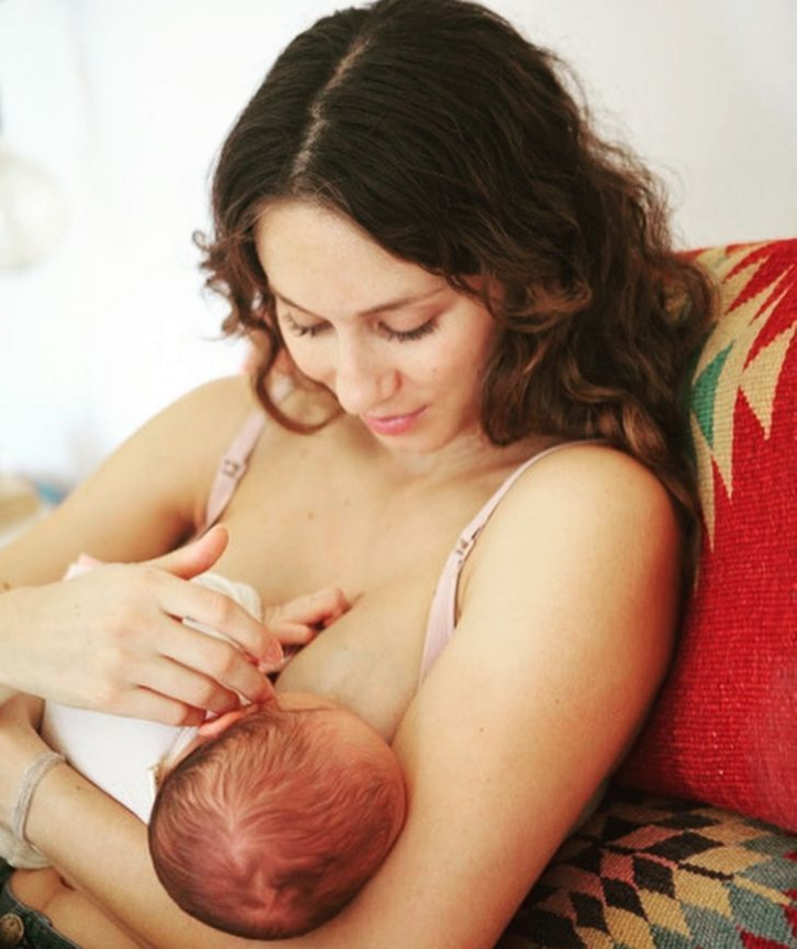 Loạt sao nữ bất chấp định kiến, dám cho con bú nơi công cộng - 10
