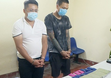 Nam điều dưỡng mua 4 bánh heroin và gần 3.000 viên ma túy đi bán - 1