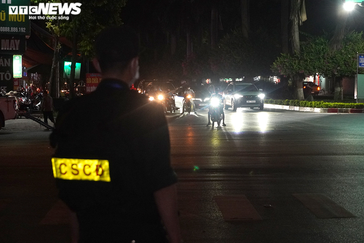 Ảnh: Chốt kiểm soát trắng đêm phòng chống COVID-19 tại cửa ngõ ra vào Hà Nội - 1