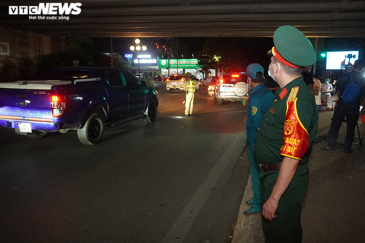 Ảnh: Chốt kiểm soát trắng đêm phòng chống COVID-19 tại cửa ngõ ra vào Hà Nội - 2