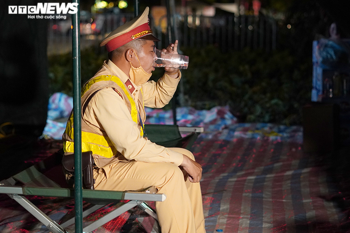 Ảnh: Chốt kiểm soát trắng đêm phòng chống COVID-19 tại cửa ngõ ra vào Hà Nội - 12