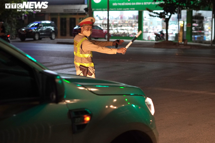 Ảnh: Chốt kiểm soát trắng đêm phòng chống COVID-19 tại cửa ngõ ra vào Hà Nội - 3