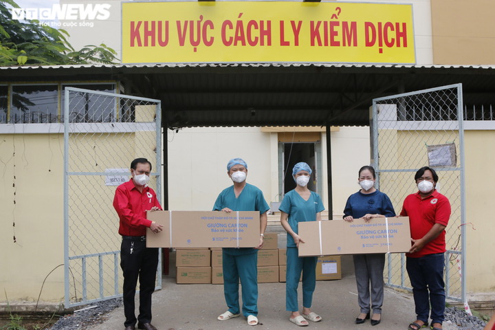 TP.HCM hỗ trợ thuốc, vitamin cho các bệnh viện điều trị COVID-19 và khu cách ly - 1