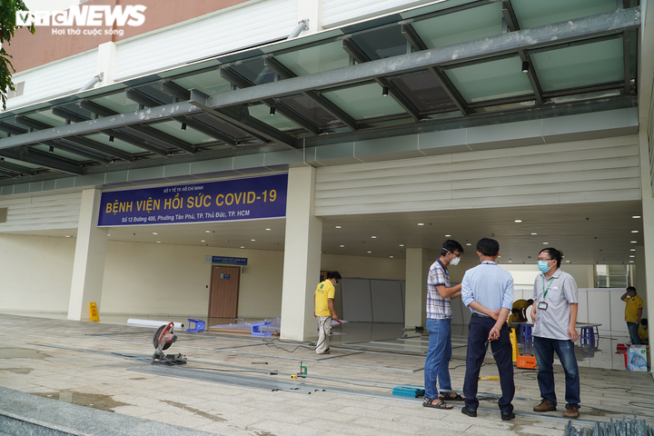 Ảnh: TP.HCM huy động bác sĩ giỏi, máy móc hiện đại nhất cho BV hồi sức COVID-19 - 1