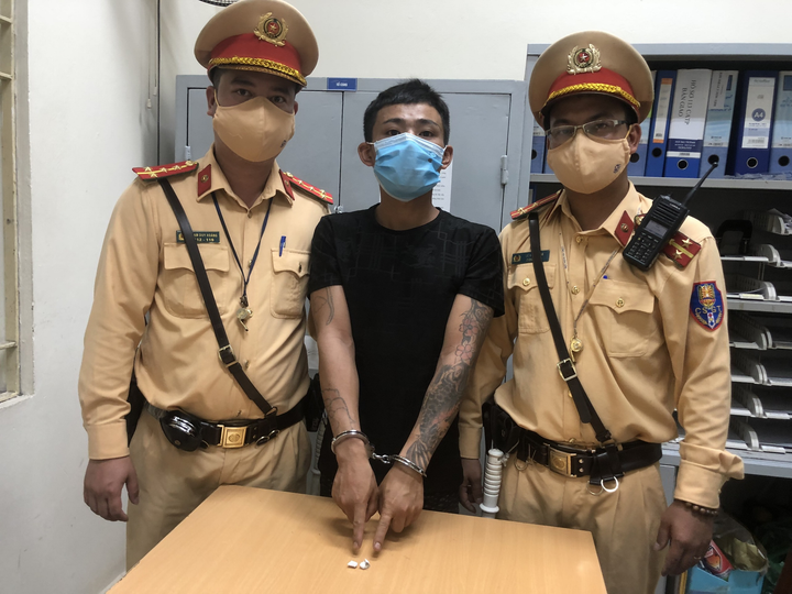 Tài xế Grab lao thẳng xe vào chốt CSGT, tố khách hàng giấu ma tuý - 1