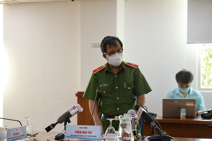 Nhiều người phải đi cách ly sau khi truy bắt tử từ mắc COVID-19 trốn trại - 1