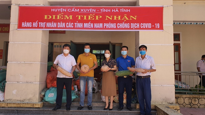 Ảnh: Người Hà Tĩnh ‘gói yêu thương’ gửi vào cứu trợ các tỉnh miền Nam - 4