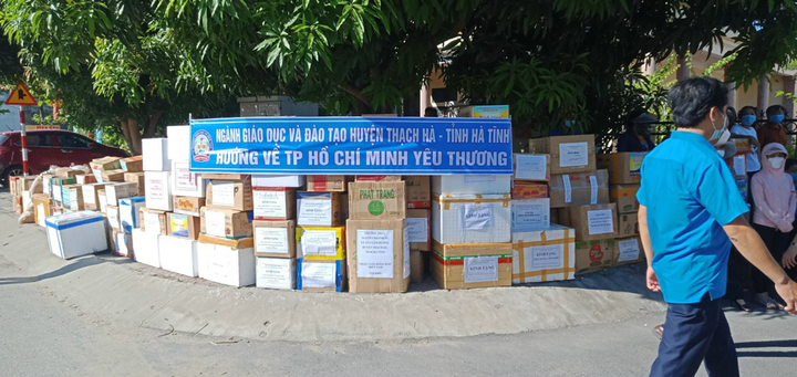 Ảnh: Người Hà Tĩnh ‘gói yêu thương’ gửi vào cứu trợ các tỉnh miền Nam - 3