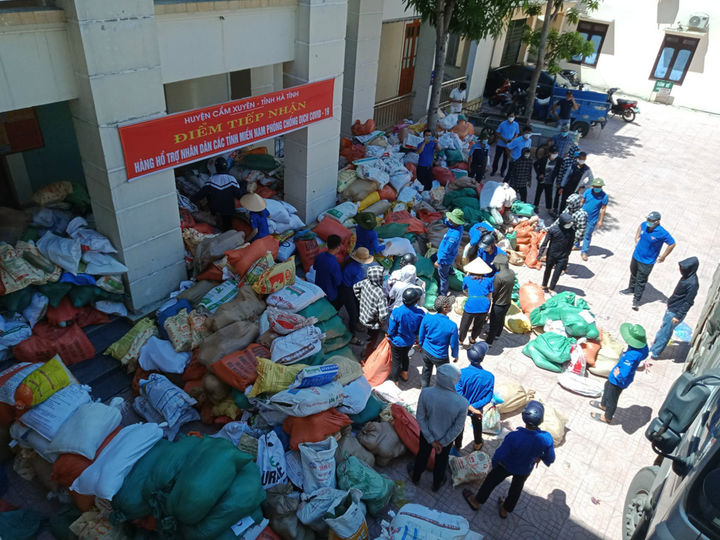 Ảnh: Người Hà Tĩnh ‘gói yêu thương’ gửi vào cứu trợ các tỉnh miền Nam - 5