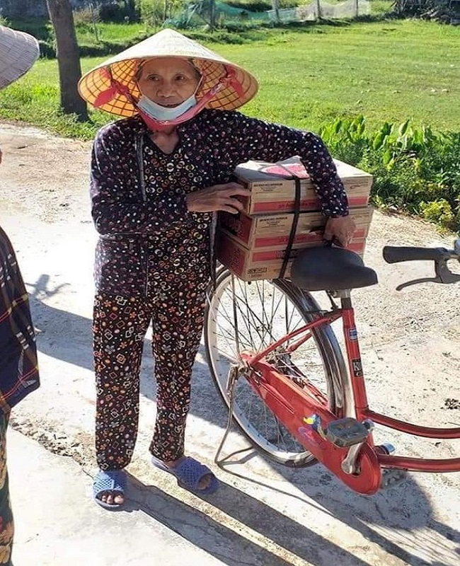 Ảnh: Người Hà Tĩnh ‘gói yêu thương’ gửi vào cứu trợ các tỉnh miền Nam - 7