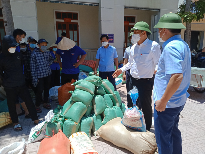 Ảnh: Người Hà Tĩnh ‘gói yêu thương’ gửi vào cứu trợ các tỉnh miền Nam - 8